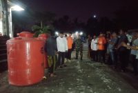 Foto: Bupati Sumenep Achmad Fauzi Wongsojudo bersama rombongan BPBD terjun langsung ke desa Batuputih Laok serahkan 5 tandon air bersih .