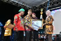 Foto: Sekda Sumenep Ir. Edy Rasyadi, M.Si yang didampingi Kadisbudporapar Moh. Iksan menyerahkan piagam penghargaan Dirut RSUD Sumenep dr. Erliyati, M.Kes pada malam puncak Pemeran Pembangunan Madura Night Vaganza 2024.