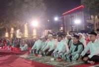 Foto: Bupati Sumenep Achmad Fauzi Wongsojudo didampingi Kapolres Sumenep dan para alim ulama saat peringatan maulid nabi Muhammad SAW di Halaman Pemkab.
