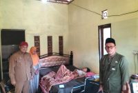 Foto: Kadiskominfo Indra Wahyudi bersama Ketua BAZNAS Sumenep M. Syukri sambangi kediaman Wartawan  yang mengalami Stroke, berikan bantuan kursi Roda dan bantuan materil 
