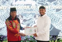 Foto: Dinilai berkontribusi terhadap pembangunan, Sekretaris Aliansi Jurnalis Indonesia (AJS) menerima penghargaan dari Bupati Sumenep Achmad Fauzi Wongsojudo 