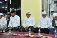 Foto: Sumenep, Detikzone.id-  H. Achmad Fauzi Wongsojudo bersama KH. Abuya Busyro Karim tampak mesra saat menghadiri peringatan Maulid Akbar di Masjid Al-Alim Wasesa
