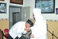 Foto: H. Achmad Fauzi Wongsojudo  mencium tangan Pengasuh, KH. Anwar Mansyur, bukti cinta dan takdzim-nya terhadap ulama.