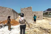 Foto : Kades Pangarangan sekaligus Ketua AKD Sumenep Miskun Legiyono meninjau progres pembanguan pasar rakyat terbesar ke dua di desa Pangarangan seraya memberikan arahan kepada beberapa orang yang mendaftar untuk menempati pasar tersebut (Dok: Detikzone)