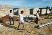 Foto : Ketua AKD Sumenep Miskun Legiyono saat meninjau progres pembangunan pasar Rakyat Pangarangan di belakang Lapangan Giling Sumenep .