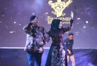 Foto: Bupati Sumenep Achmad Fauzi Wongsojudo bersama sang istri saat mengikuti Parade Festival Eksekutif .