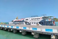 Kapal cepat Express Bahari bersandar di Pelabuhan Kalianget, Kabupaten Sumenep, Madura, Jawa Timur.

