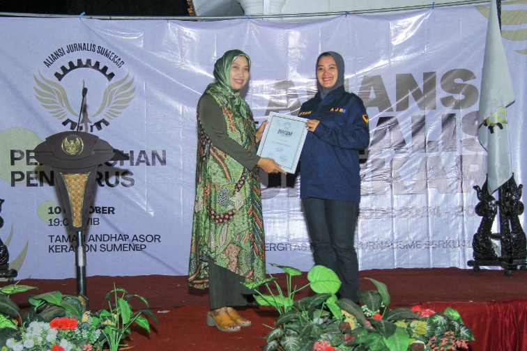 Foto: Dirut RSUD Sumenep menerima penghargaan sebagai ibu Kesehatan Sumenep