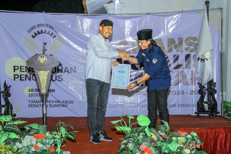 Foto : Ketua Panitia Aliansi Jurnalis Sumekar (AJS) menyerahkan penghargaan kepada Achmad Fauzi Wongsojudo sebagai tokoh Kebebasan Pers 