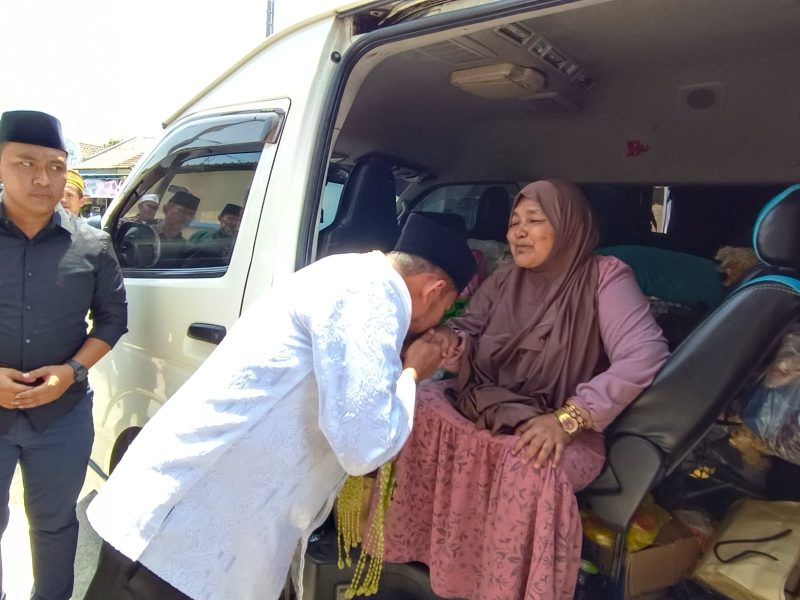 Ket foto: Achmad Fauzi cium tangan Nyai. Hj. Nurul Isyaiyah meminta restu dan doa.

