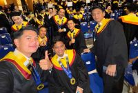 Foto : Tengah, Prof.Oscarius foto bersama teman wisudawan/i