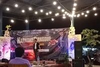 Foto: Peserta lomba karaoke dangdut Pasar Bangkal sedang tampil diatas panggung, adu kemampuan olah vokal dan suara merdu.