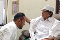 Foto: Momen Pengasuh Ponpes Al-Qodiri Jember KH. Ahmad Muzakki Syah meniup ubun ubun Achmad Fauzi Wongsojudo 