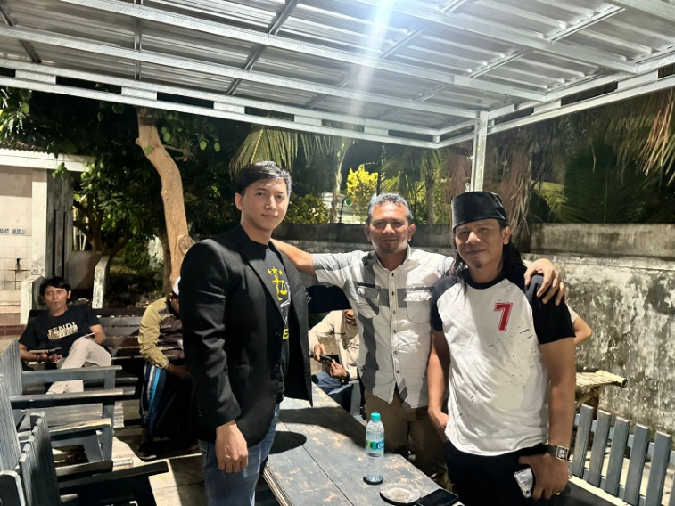 Foto : Kanit Pidum, Ipda Sirat, S.H bersama wartawan.