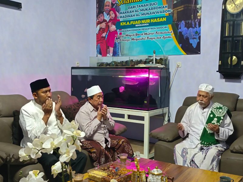 Foto: Achmad Fauzi Wongsojudo bersama KH. Imam Hasyim sowan ke Pondok Pesantren  Sidogiri untuk meminta doa restu agar diberikan kemudahan dalam menjalankan tugas-tugasnya saat proses Pilkada 2024.