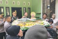 Foto: Polres Sumenep memberikan kejutan istimewa berupa tumpeng berukuran besar kepada Komandan Distrik Militer (Dandim) 0827 Sumenep, Letkol Inf Yoyok Wahyudi, S.I.P., M.Han