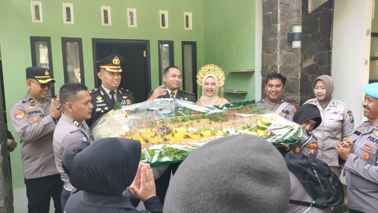 Foto: Polres Sumenep memberikan kejutan istimewa berupa tumpeng berukuran besar kepada Komandan Distrik Militer (Dandim) 0827 Sumenep, Letkol Inf Yoyok Wahyudi, S.I.P., M.Han