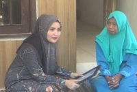 Foto: Ket foto:

Nia Kurnia Fauzi (jilbab hitam) takziyah ke rumah korban KDRT yang dipukuli suami hingga tewas di Desa Lenteng Timur, Kecamatan Lenteng, Sumenep, Jawa Timur, Rabu (9/10/2024).