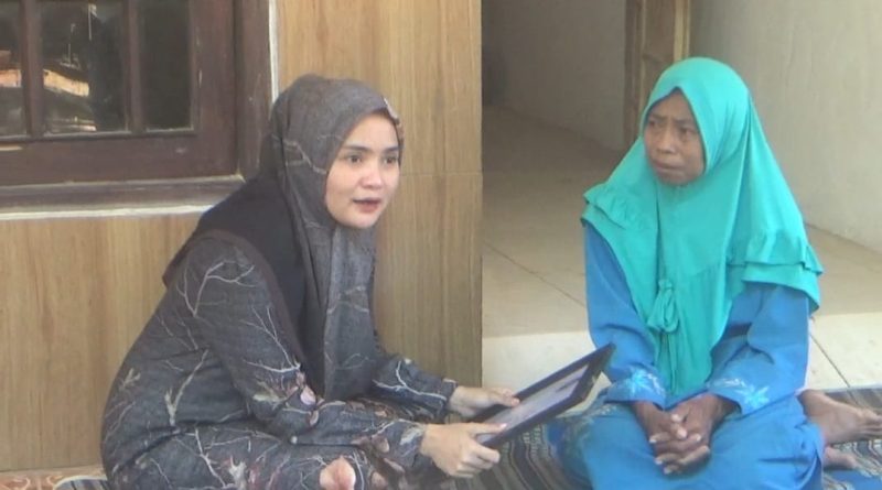 Foto: Ket foto:

Nia Kurnia Fauzi (jilbab hitam) takziyah ke rumah korban KDRT yang dipukuli suami hingga tewas di Desa Lenteng Timur, Kecamatan Lenteng, Sumenep, Jawa Timur, Rabu (9/10/2024).