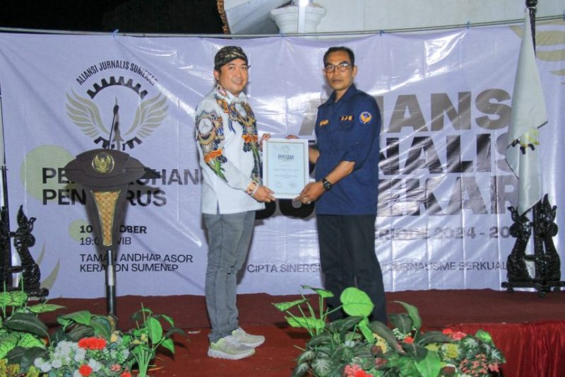 Foto: Mewakili Hairil Fajar, perwakilan BPRS Bhakti Sumekar menerima penghargaan sebagai tokoh Penggerak UMKM Sumenep dari Aliansi Jurnalis Sumekar 
