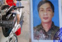 Foto: Sepeda motor yang dibawa kabur (kiri) Iman Saiman, warga Garut, Jawa Barat (kanan )