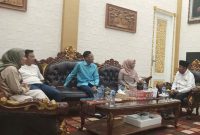 Foto: Putri Wakil Presiden Ma'ruf Amin, Hj. Siti Nur Azizah Ma'ruf Amin, saat berkunjung ke kediaman Achmad Fauzi Wongsojudo di Desa Torbang, Kecamatan Batuan, Sumenep, Senin (14/10/2024).