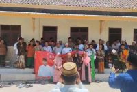 Foto : Relawan Guru ngaji Sumenep (RGS) bersama 4 kiai di Kecamatan Ganding, Kecamatan Guluk-guluk, deklarasi dukungan dan siap memenangkan pasangan Fauzi – Kiai Imam Hasyim (FAHAM) pada Pilkada 2024