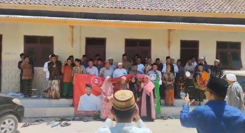 Foto : Relawan Guru ngaji Sumenep (RGS) bersama 4 kiai di Kecamatan Ganding, Kecamatan Guluk-guluk, deklarasi dukungan dan siap memenangkan pasangan Fauzi – Kiai Imam Hasyim (FAHAM) pada Pilkada 2024
