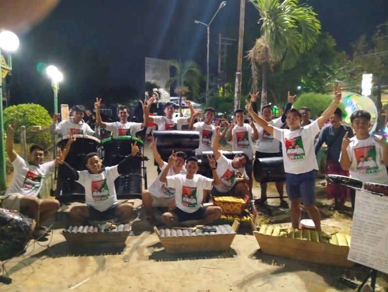 Foto: Para punggawa group musik tongtong Puser angin deklarasi dukungan terhadap pasangan FAHAM, Fauzi -Kiai Imam Hasyim untuk kembali memimpin Kabupaten Sumenep 