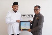 Achmad Fauzi Wongsojudo, bersama Ketua PWI Sumenep, Syamsul Arifin, dalam acara PWI Talk on Stage,