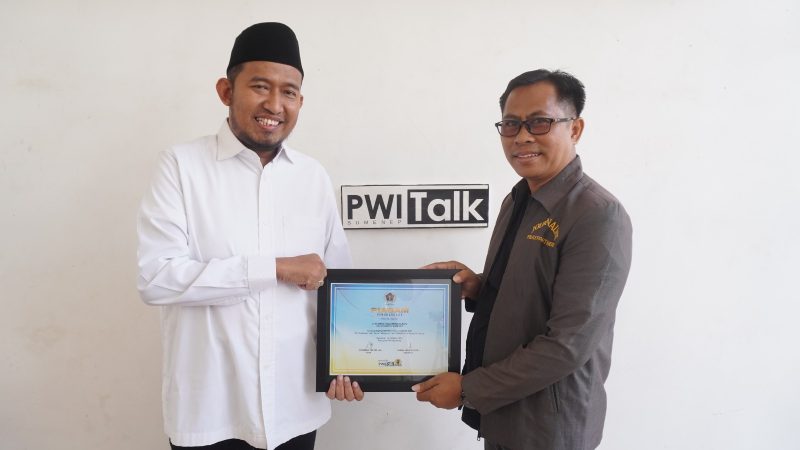 Achmad Fauzi Wongsojudo, bersama Ketua PWI Sumenep, Syamsul Arifin, dalam acara PWI Talk on Stage,