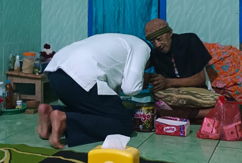 Foot: Minta doa restu, Achmad Fauzi sungkem takzim kepada KH Abdurrahman, pengasuh Pondok Pesantren Al-Bajigur di Kecamatan Manding, Sumenep
