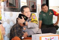 Foto: Momen Kapolres Sumenep memimpin anak yatim korban KDRT dengan penuh haru 