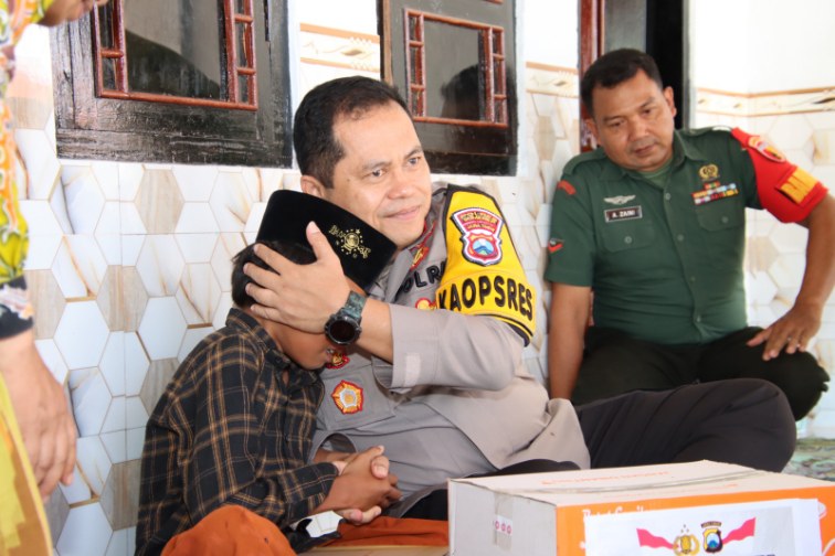 Foto: Momen Kapolres Sumenep memimpin anak yatim korban KDRT dengan penuh haru 