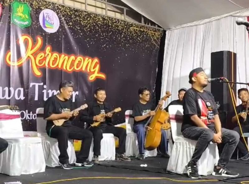 Foto: Achmad Fauzi hibur penonton parade musik keroncong se-Jatim dengan suaranya yang merdu.