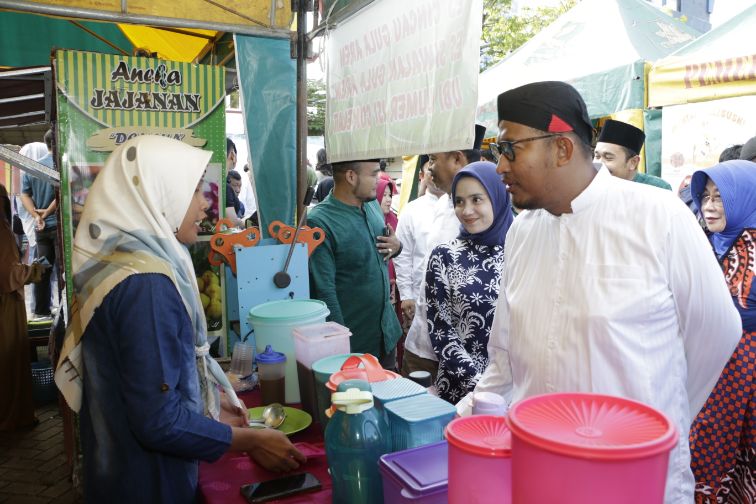 Foto: Bupati Sumenep Achmad Fauzi Wongsojudo didampingi istri tercintanya Nia Kurnia Fauzi saat mengunjungi puluhan stand UMKM .