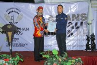 Foto : Kepala DPMD Sumenep Anwar Syahroni menerima penghargaan dari AJS sebagai tokoh penggerak desa Mandiri