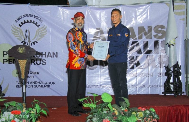 Foto : Kepala DPMD Sumenep Anwar Syahroni menerima penghargaan dari AJS sebagai tokoh penggerak desa Mandiri