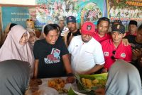 Foto: Calon Bupati Sumenep Achmad Fauzi melakukan blusukan ke pasar Sattoan Kalianget didampingi relawan si Gemoy 