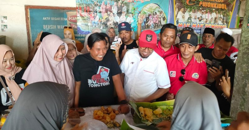 Foto: Calon Bupati Sumenep Achmad Fauzi melakukan blusukan ke pasar Sattoan Kalianget didampingi relawan si Gemoy 