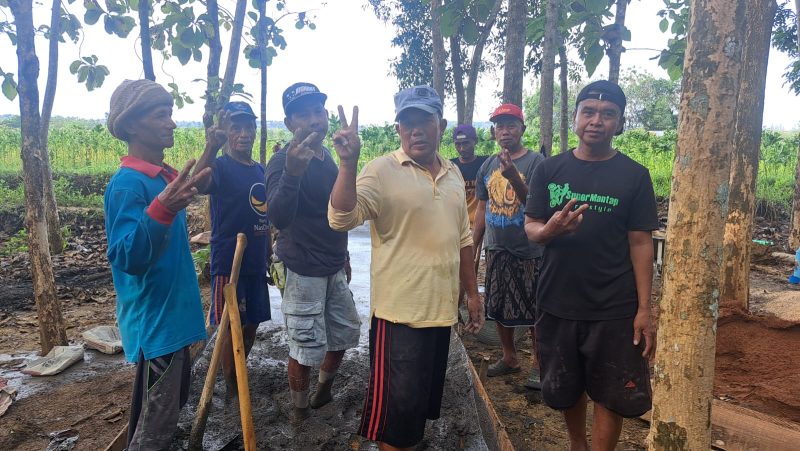 Foto: Sejumlah pekerja proyek mendukung Fauzi - Imam Hasyim di Pilkada Sumenep 2024.