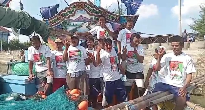 Foto: Nelayan Pasongsongan melakukan deklarasi dukungan terhadap Achmad Fauzi - Kiai Imam Hasyim di atas perahu.