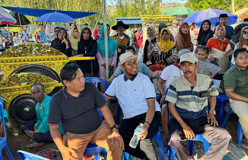 Foto: Calon Bupati Sumenep Achmad Fauzi bareng si Gemoy sapa pegiat dan pecinta Karapan sapi di Batuputih 