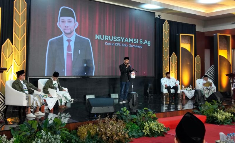 Foto: Ketua KPU Sumenep Nurussyamsi  saat memberikan sambutan pada acara debat kedua Pilkada 2024 di aula Pesantren Uniba Madura.