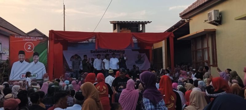 Foto: Ribuan emel emak kepulauan sambut kedatangan Cabup Fauzi di Kepulauan Kangean.