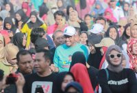 Foto: Achmad Fauzi dikerumuni ratusan warga saat mengikuti senam gemoy dan JJS