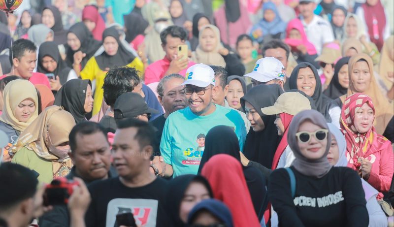 Foto: Achmad Fauzi dikerumuni ratusan warga saat mengikuti senam gemoy dan JJS