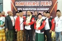 Foto: Achmad Fauzi bersama kiai Imam Hasyim dan tim sukses saat menggelar jumpa pers usai debat pemungkas Pilkada 2024