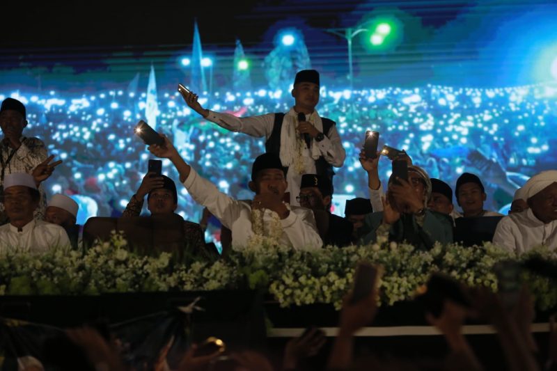 Foto: Faham bersholawat dibanjiri belasan ribu warga doakan Fauzi- Kiai Imam Hasyim menang 