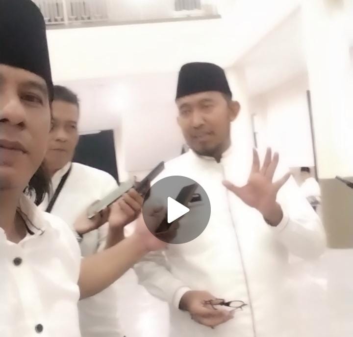 Foto: Bupati Achmad Fauzi saat diwawancarai wartawan .